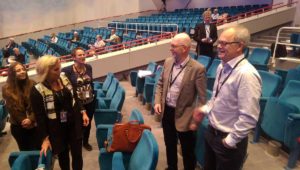 Två av jönköpingsdelegationens ledamöter, Hans Jarstig från Habo och Lennart Kastberg från Gislaved, fyller år i dag och får därför njuta av delegationens skönsång. (Foto: Håkan Johansson)