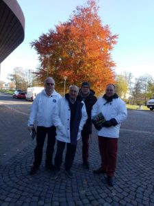 Denna strålande höstdag kunde man möta pratglada kristdemokrater på Friveckolördag marknad i Värnamo. (Foto: Gunnel Youngström)