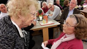 Herrmy Nenkert Pettersson och Karin Rylander samtalar om seniorboenden. (Foto: Gunnar Crona)