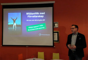 Det ska vara lätt att göra rätt. Lars Thunberg presenterar Kristdemokraternas miljöpolitiska rapport "Miljöpolitik med förvaltarskap" på årsmötet i Kafferepet. (Foto: Håkan Johansson)