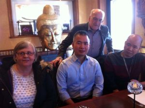 Lena Freij, Kevin Ha, Christer Fjordevik och Tai Ha samtalar om bröderna Has fantastiska resa från vietnamesiska båtflyktingar till eldsjälarna bakom en snabbt växande restaurangkedja med asiatisk matkultur. (Foto: Gunnel Youngström)