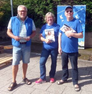 Arnold Carlzon och Håkan Johansson fick hjälp av Maria Sandberg från Gnosjö med att dela ut kampanjtidningen Vardagsliv. (Foto: Dan Pettersson)