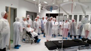 Efter att ha klätt sig i skyddskläder fick besökarna se och höra hur en modern operationssal fungerar i dag med den senaste tekniken. (Foto: Christer Fjordevik)