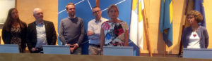 Kristdemokraterna håller rådgivande medlemsomröstning i Värnamo. Camilla Rinaldo Miller berättar om sina hjärtefrågor, omgiven av övriga kandidater till toppositionerna på riksdagsvalsedeln. (Foto: Håkan Johansson)