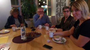 Gott med räkmacka tycker Margareta Lindahl, Arnold Carlzon, Gunnel Youngström och Stina Sinclair vid twitterbordet. (Foto: Håkan Johansson)