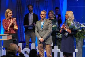 Alf Svenssonplaketten är den finaste utmärkelse man kan få inom Kristdemokraterna. Applåderna var långa och varma när Inger Davidsson och Göran Hägglund fick ta emot den av partiledaren Ebba Busch Thor. (Foto: Stefan Gustafsson)