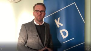 Kristdemokraternas gruppledare i Riksdagen, Andreas Carlson från Mullsjö, gav en videohälsning till festdeltagarna. (Foto: Ofelia Namazova)