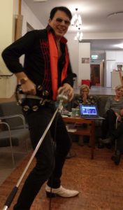 Med omisskännliga elvismoves fick Ehrling Lundberg festdeltagarna att kippa efter andan av förtjusning. (Foto: Håkan Johansson)
