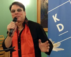 Ehrling Lundberg, Malmbäcks svar på Elvis, stod för underhållningen på Kristdemokraternas höstfest på Frälsis. (Foto: Håkan Johansson)