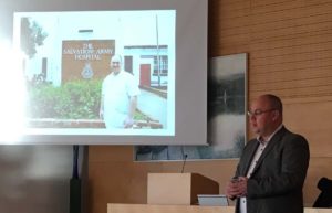 Torbjörn Eriksson berättar om hur det är att arbeta som kirurg i Afrika. (Foto: Arnold Carlzon)