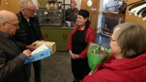Som vanligt på Alla hjärtans dag lyckades Kristdemokraterna Värnamo överraska årets utsedde mottagare av Vitsippspriset - Intresseföreningen Rusken Runt genom dess ordförande Christina Lindberg. (Foto: Håkan Johansson)
