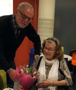 Gunnar Crona överlämnar den första utmärkelsen Årets kristdemokrat i Värnamo till Karin Rylander. (Foto: Arnold Carlsson)