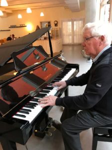 Bernt Olsson underhåller på piano. (Foto: Ann-Mari Wiberg)