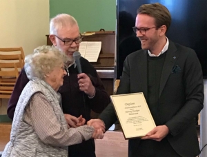 Herrmy Nenkert Pettersson tar emot Seniorutmärkelsen av Yngve Lundren och Andreas Carlson. (Foto: Ann-Mari Wiberg)