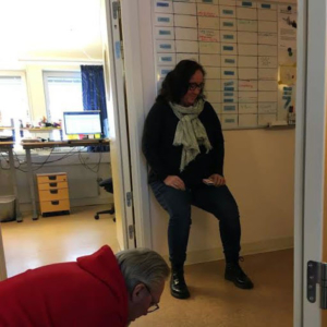 Arnold Carlzon och Mia Frisk går all in - en minuts gympa med Rehab innan fika. (Foto: Haris Sibonjic)