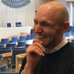 Riksdagsledamoten Aron Modig (KD) guidade i Riksdagens plenisal, som man oftast ser endast på TV. (Foto: Ann-Mari Wiberg)