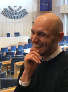 Riksdagsledamoten Aron Modig (KD) guidade i Riksdagens plenisal, som man oftast ser endast på TV. (Foto: Ann-Mari Wiberg)