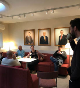 Kristdemokraternas tre tidigare partiledare blickar ner över resdeltagarna. (Foto: Ann-Mari Wiberg)