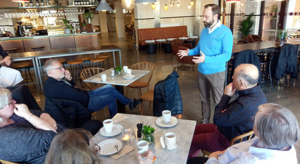 Tobias Hörnquist berättar om Gummifabriken i Värnamo för intresserade kristdemokrater. (Foto: Håkan Johansson)