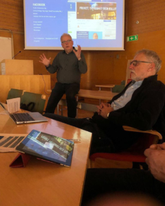 Håkan Johansson visar hur man skapar en egen politikersida på Facebook och sedan jobbar alla stenhårt. (Foto: Arnold Carlzon)