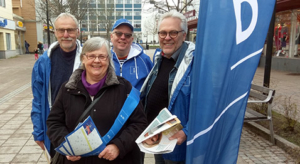 Gunnar Crona, Lena Freij, Håkan Johansson och Arnold Carlzon var ute på sta'n och kampanjade i dag. (Foto: Margareta Lindahl)