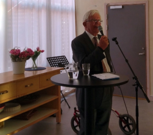 Efter jubileumsfikat svarar Alf Svensson på frågor om aktuella händelser, med kristallklar kristdemokratisk analys och retorik. (Foto: Håkan Johansson)
