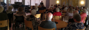 Alldeles fullsatt när KD senior i Värnamo firar 25-årsjubileum. (Foto: Håkan Johansson)