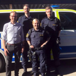 Riksdagsledamot Andreas Carlson (KD) tillsammans med några av de poliser som han fick patrullera tillsammans med under sitt besök i Värnamo. (Foto: Privat)