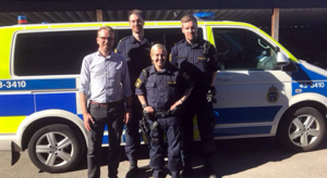 Riksdagsledamot Andreas Carlson (KD) tillsammans med några av de poliser som han fick patrullera tillsammans med under sitt besök i Värnamo. (Foto: Privat)
