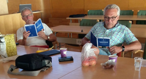 En av grupperna som studerar valprogrammet "Välfärdslöftet för Värnamo kommun" under kvällens valworkshop. (Foto: Håkan Johansson)