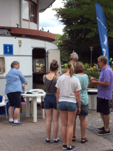 När vi bjöd på våfflor på Slåttalördag marknad i Värnamo var det många som ville prata. (Foto: Camilla Rinaldo Miller)