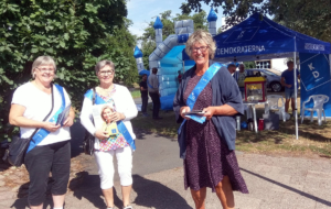 Lena Freij, Gunnel Youngström och Margareta Lindahl hälsar välkommen till Kristdemokraternas familjedag med valupptakt i Värnamo. (Foto: Håkan Johansson)