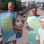 Philip Sandwall och Anton Axelsson från KDU spred välfärdslöftet från Kristdemokraterna på värnamos gator. (Foto: Håkan Johansson)