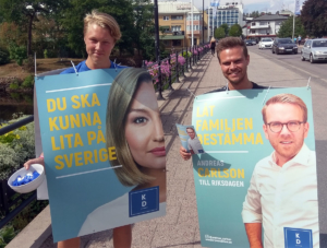 Philip Sandwall och Anton Axelsson från KDU spred välfärdslöftet från Kristdemokraterna på värnamos gator. (Foto: Håkan Johansson)