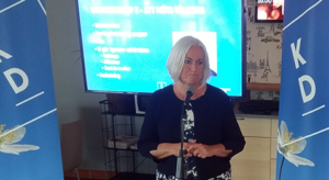Kristdemokraternas partisekreterare Acko Ankarberg Johansson peppar de lokala kandidaterna och valarbetarna i Värnamo. (Foto: Håkan Johansson)