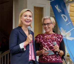 Plötsligt dök Sveriges bästa partiledare Ebba Busch Thor (KD) upp när Camilla Rinaldo Miller (KD) hade garden party hemma hos sig i Bredaryd. (Foto: Håkan Johansson)