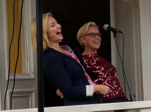 Är det fest så ska man ha roligt. Ebba Busch Thor och Camilla Rinaldo Miller skrattar gott tillsammans. (Foto: Håkan Johansson)