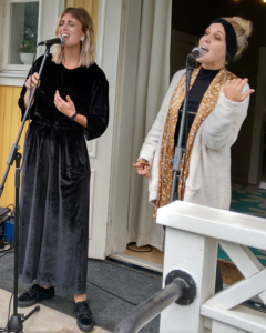 Spring City är tre tjejer (en hade förhinder i kväll) med rötterna i Malmbäck. De sjöng bland annat vinnarlåten från P4 Nästa - Back on our streets. (Foto: Håkan Johansson)