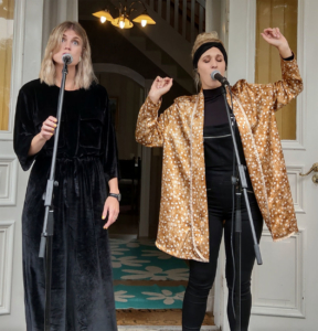 P4 Nästa-vinnarna Spring City stod för underhållningen på garden partyt med Ebba Busch Thor (KD) hemma hos Camilla Rinaldo Miller (KD) i Bredaryd. (Foto: Håkans Johansson)