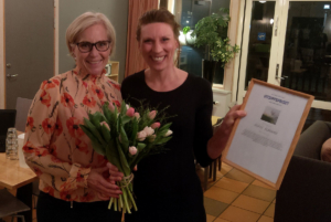 Camilla Rinaldo Miller överlämnar Vitsippspriset till Sofia Elmgren för att hon "arbetat outtröttligt och engagerat för att få en fungerande integration i Värnamo kommun". (Foto: Håkan Johansson)