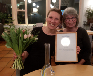 Sofia Elmgren, Rydaholm, och projektet Unga internationella vänner är årets mottagare av Vitsippspriset. Till höger sitter Monica Johnsson som nominerade Sofia som pristagare. (Foto: Håkan Johansson)