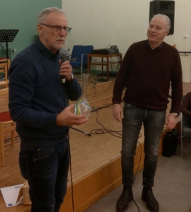 Dan Lindau från Hela Människan LP Finnveden lyssnar till Kristdemokraternas Gunnar Crona när han läser upp motiveringen för Vitsippspriset. (Foto: Håkan Johansson)