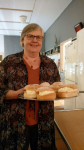 Lena Freij bullar upp med fler semlor. (Håkan Johansson)