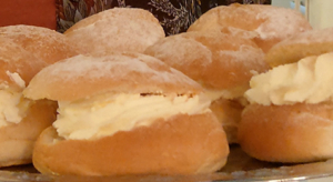 Årsmöte i stark medvind. Semlor till fikat. (Foto: Håkan Johansson)