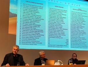 Höstkonventets presidium: Anders Hulusjö, Tenhult, Tomas Axelsson, Vaggeryd och Jenny Larsen, Skillingaryd. Bakom syns nomineringskommitténs förslag till valsedlar i Regionvalet 2022. (Foto: Håkan Johansson)