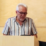 Arnold Carlzon talar om hur bra Alliansens budgetförslag är för Medborgarnämnden, där han är ordförande. (Foto: Håkan Johansson)