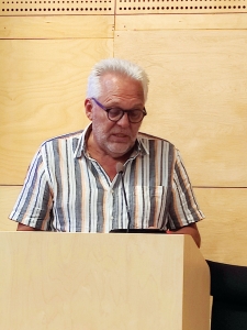 Arnold Carlzon talar om hur bra Alliansens budgetförslag är för Medborgarnämnden, där han är ordförande. (Foto: Håkan Johansson)