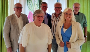 Håkan Johansson, Lena Freij, Stig Claesson, Arnold Carlzon, Camilla Rinalde Miller och Gunnar Crona under en paus i Kommunfullmäktigemötet. (Foto: Agnes Johansson)