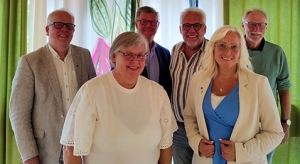 Håkan Johansson, Lena Freij, Stig Claesson, Arnold Carlzon, Camilla Rinalde Miller och Gunnar Crona under en paus i Kommunfullmäktigemötet. (Foto: Agnes Johansson)