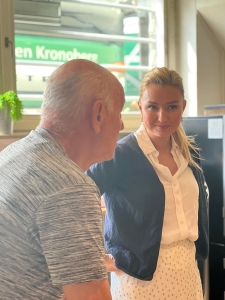 Ebba Busch mötte pigga seniorer under sitt besök i Värnamo. (Foto: Amanda Nordbö)